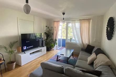 Välplanerad 2:a med balkong i Husby