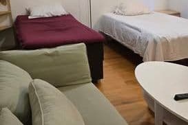 Stort rum med terrass i Vällingby