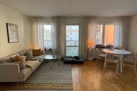 Ljus 2:a med söderbalkong i Stureby