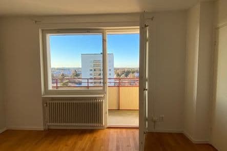 Ljus 1:a med stor balkong i Högdalen
