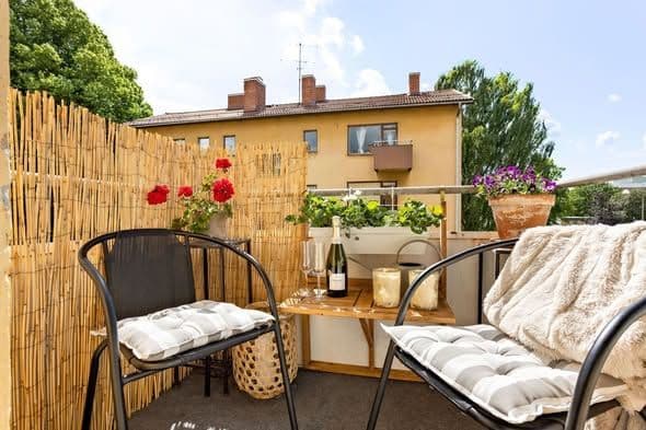 Ljus 1:a med balkong i Bromma Kyrka